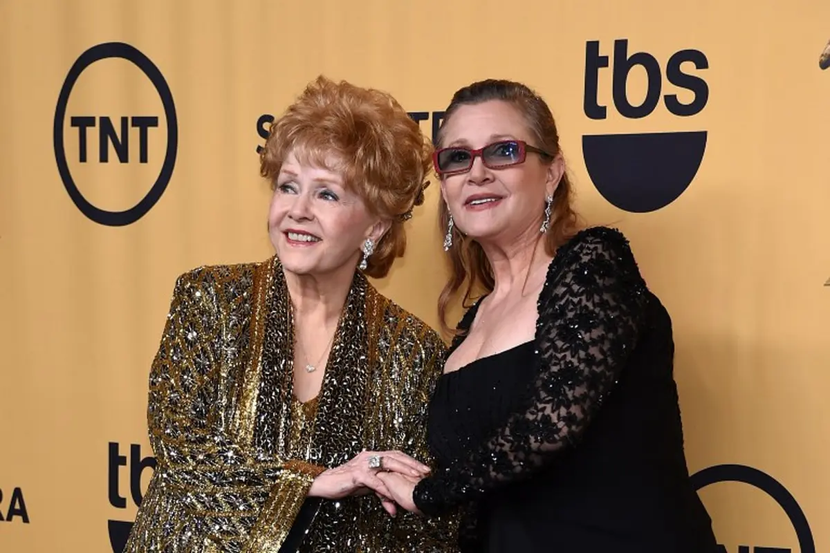 Carrie Fisher bersama ibunya Debbie Reynolds yang meninggal sehari setelah kepergian putrinya. (AFP/Bintang.com)