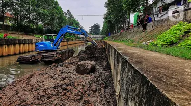 Kesibukan petugas Suku Dinas Sumber Daya Air Jakarta Barat saat menyelesaikan pengerukan lumpur di dasar aliran Kali Grogol di wilayah RW 004 Kemanggisan, Jakarta Barat, Kamis (24/6/2021). banjir. (Liputan6.com/Johan Tallo)