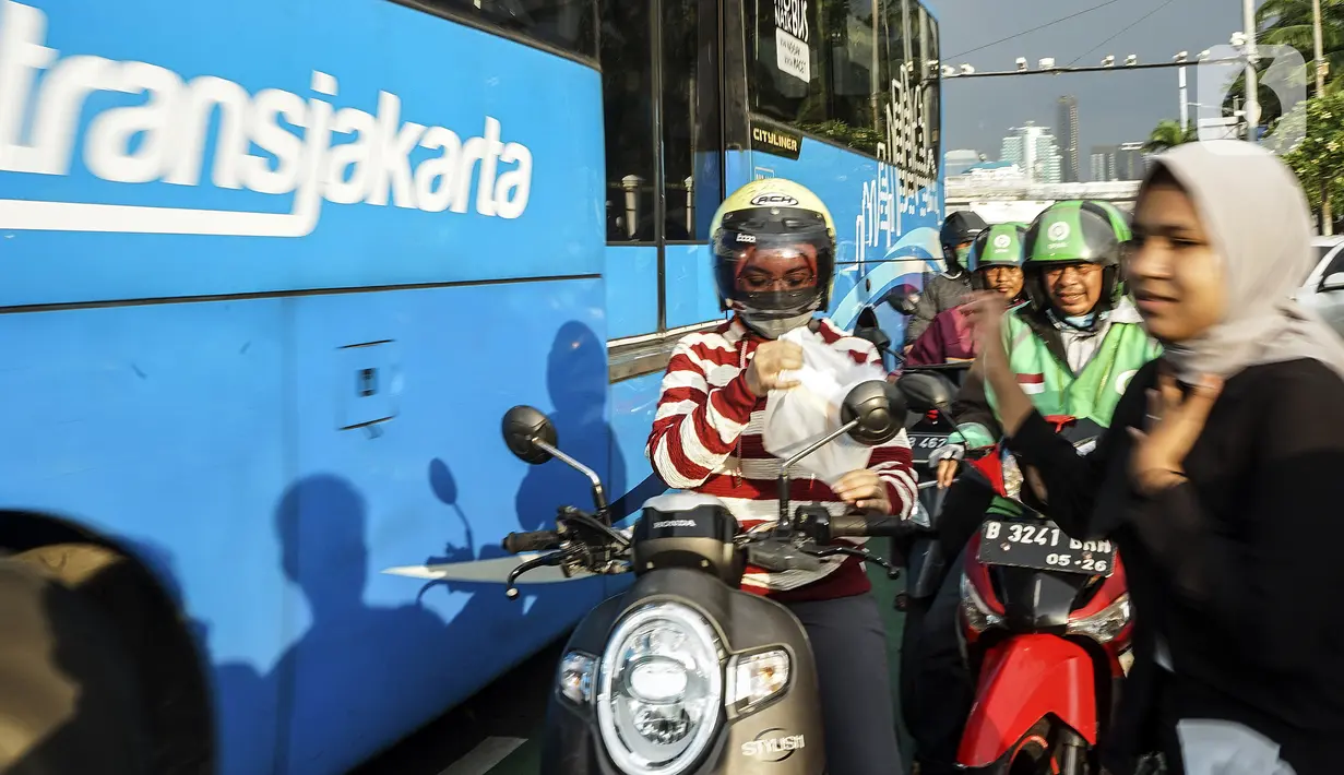 Aliansi Mahasiswa Lingkar Nusantara melakukan aksi dengan membagikan takjil di depan Gedung DPR/MPR, Jakarta, Rabu (6/4/2022). Dalam aksinya, mereka mendesak DPR untuk segera membentuk pansus terkait penambangan batu bara. (Liputan6.com/Johan Tallo)