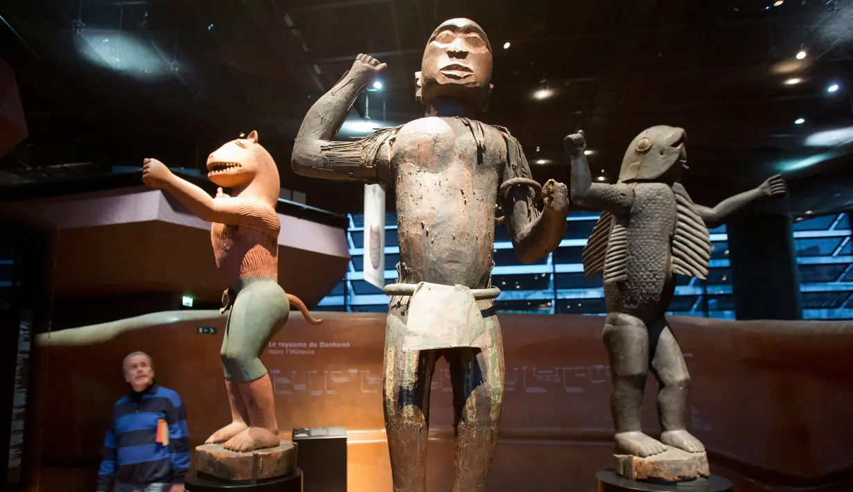 Pengunjung melihat sejumlah patung Kerajaan Dahomey di Museum Quai Branly, Paris, Prancis, Jumat (23/11). (AP Photo/Michel Euler)