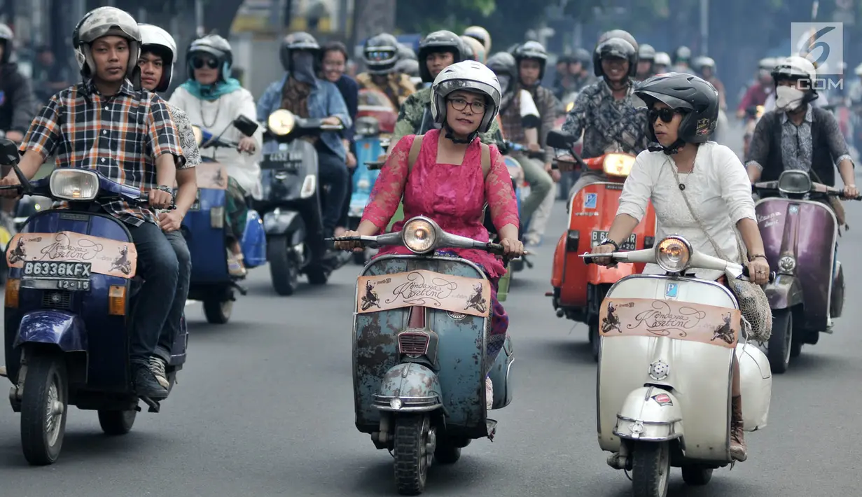 Anggota komunitas Vespa se-Jabodetabek saat konvoi dalam rangka memperingati Hari Kartini di Jakarta, Minggu (21/4). Dalam konvoi ini para pengendara vespa mengenakan kebaya bagi perempuan dan batik serta lurik bagi laki-laki. (merdeka.com/Iqbal Nugroho)