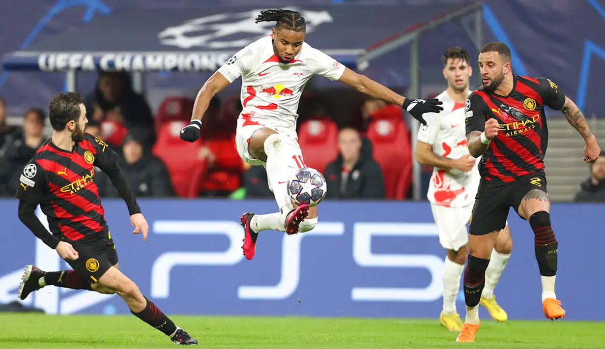 Pemain RB Leipzig Christopher Nkunku (tengah) mengontrol bola udara di depan pemain Manchester City Bernardo Silva (kiri) dan Kyle Walker (kanan) pada pertandingan sepak bola leg pertama babak 16 Liga Champions di Leipzig, Jerman, 22 Februari 2023. Pertandingan berakhir imbang 1-1. (AP Photo/Andreas Gora)
