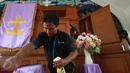 Petugas GO-CLEAN membersihkan ruang ibadah di GPIB Effatha di kawasan Melawai Jakarta Selatan, Rabu (21/12). Melalui program ini, GO-CLEAN membersihkan 50 gereja di Jabodetabek, Bandung, Semarang, Surabaya, Bali dan Medan. (Liputan6.com/Fery Pradolo)