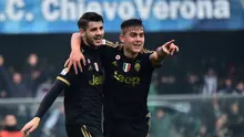 Alvaro Morata disambut rekannya, Paulo Dybala, setelah mencetak gol ke gawang Chievo dalam lanjutan Serie A Italia di Stadion Marc'Antonio Bentegodi, Minggu (31/1/2016). (AFP/Giuseppe Cacace)