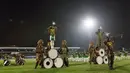 Penampilan drum band Taruna TNI AD meramaikan pembukaan Piala Kemerdekaan di Stadion Maulana Yusuf, Serang, Sabtu (15/8/2015). (Bola.com/Vitalis Yogi Trisna)