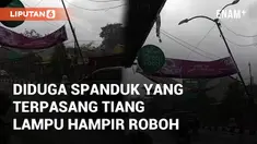 Tiang lampu/kabel di Gejayan terancam roboh, berisiko menimpa kendaraan. Penyebabnya ada spanduk yang terpasang, terbawa angin sehingga melemahkan pondasi tiang