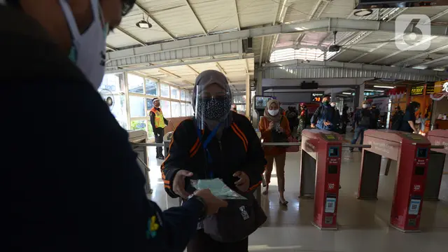 Pembagian Masker di Stasiun Tebet