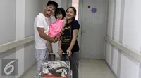 Ananda Omesh dan istri, Dian Ayu Lestari memberi keterangan pers dengan kelahiran anak kedua mereka. Dian Ayu Lestari melahirkan anak laki-laki yang diberi nama Btara Langit Anandayu, Sabtu (13/5/2017). (Herman Zakharia/Liputan6.com)