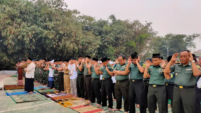 Santri dan TNI di Palembang Salat Minta Hujan di Tengah Kepungan Kabut Asap