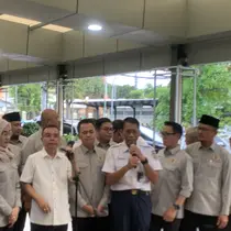 Wakil Ketua DPR RI Sufmi Dasco Ahmad bersama Komisi VI DPR RI melakukan sidak di Stasiun Pasar Senen, Jakarta. Sidak tersebut untuk mengecek fasilitas mudik Lebaran 2025. (Liputan6.com/Delvira Hutabarat)