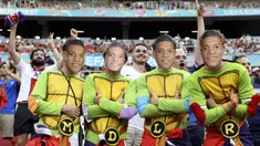 Meski masih dibatasi, kehadiran para suporter di Euro 2020 (Euro 2021) sedikit mengobati kerinduan untuk memberi dukungan kepada tim kesayangan. Seperti para suporter berikut yang mengenakan kostum unik berupa kostum tradisional maupun Super-Hero. (Foto: AP/Pool/Bernadett Szabo)