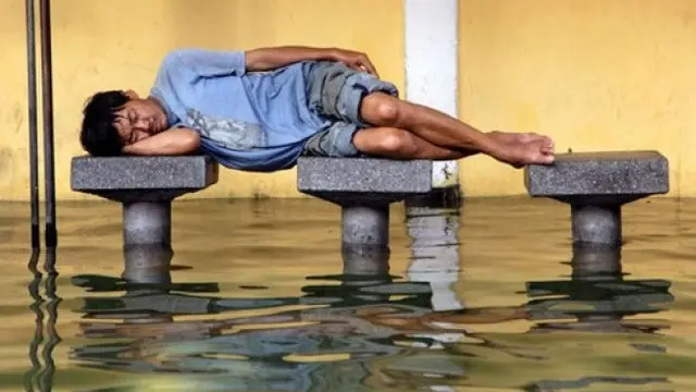 9 Potret Kelakuan Orang Tidur Tak Tahu Tempat, Bikin Ketawa Ngakak