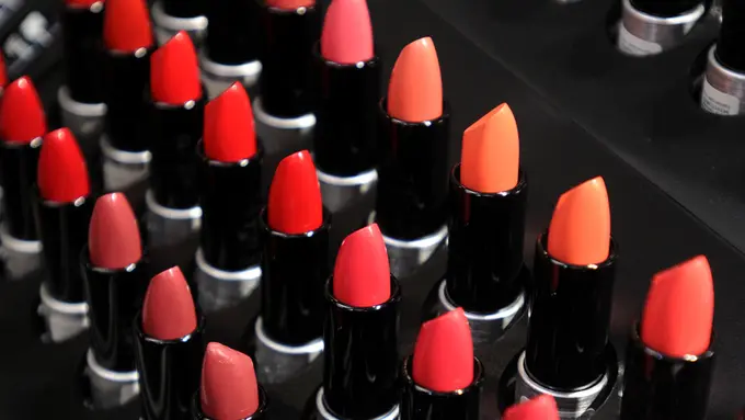 5 Keunggulan Lipstik yang Bisa Jadi Seluruh Alat Makeup