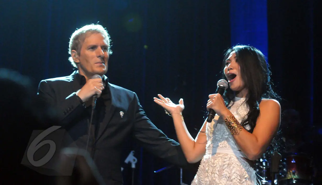 Anggun C Sasmi tampil mesra dengan sang empunya konser, Michael Bolton pada konser An Evening With Grammy Winner di Jakarta, Minggu (2/6/2015) malam. (Liputan6.com/Panji Diksana)