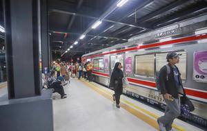 Masyarakat diminta memperhatikan perubahan jalur masuk stasiun, terutama bagi pengguna KRL yang selama ini memakai akses lama. Tampak dalam foto, calon penumpang berjalan saat uji coba Stasiun Rangkasbitung Ultimate di Lebak, Banten, Senin (24/11/2025) malam. (merdeka.com/Arie Basuki)