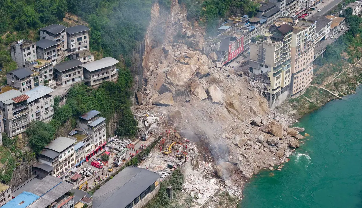 Petugas penyelamat mencari korban selamat di lokasi tanah longsor di Kabupaten Pengshui, Chongqing, Tiongkok, Sabtu, 17 Juli 2026. (AFP/ CNS)