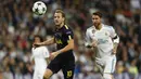Striker Tottenham, Harry Kane, beradu cepat dengan bek Real Madrid, Sergio Ramos, pada laga Liga Champions di Stadion Santiago Bernabeu, Madrid, Selasa (17/10/2017). Kedua klub bermain imbang 1-1. (AP/Fransisco Seco)