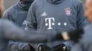 Bek Bayern Munchen, Mats Hummels dan striker Thomas Mueller tersenyum saat latihan di Munich, Jerman selatan (12/3). Bayern Munchen akan bertanding melawan wakil Inggris, Liverpool pada leg kedua babak 16 besar Liga Champions. (AFP Photo/Christof Stache)