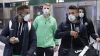 Para pemain Ludogorets mengenakan masker saat tiba di bandara Malpensa di Milan, Italia (26/2/2020). Wabah virus corona COVID-19 yang melanda Italia, membuat pemain Ludogorets mengenakan masker jelang bertanding melawan Inter Milan pada leg kedua babak 32 besar Liga Europa. (Ludogorets FC via AP)