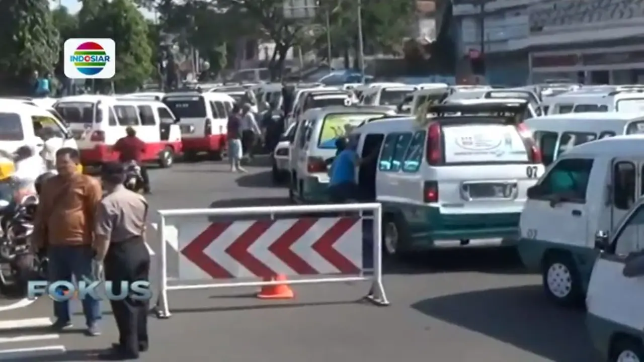 Demonstran Segel Kantor Ojek Online di Tasikmalaya