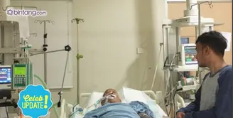 Anak Ruben Onsu, Thalia Putri Onsu memandangi kakeknya dari balik jendela dan berikan ciuman untuk kakeknya.