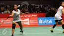 Pebulutangkis ganda putri Indonesia, Greysia Polii/Nitya mengembalikan bola ke arah Tian Qing/Zhao Yunlei (Tiongkok) di Total BWF World Championships 2015, Jakarta, Sabtu (15/8/2015). Greysia/Nitya kalah 8-21, 16-21. (Liputan6.com/Helmi Fithriansyah)