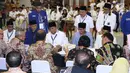 Bakal Capres/Cawapres Pemilu 2019, Prabowo Subianto (tengah) bersama Sandiaga Uno saat verifikasi berkas syarat pencalonan di Gedung KPU, Jakarta, Jumat (10/8). Prabowo berpasangan dengan Sandiaga pada Pemilu 2019. (Liputan6.com/Helmi Fithriansyah)