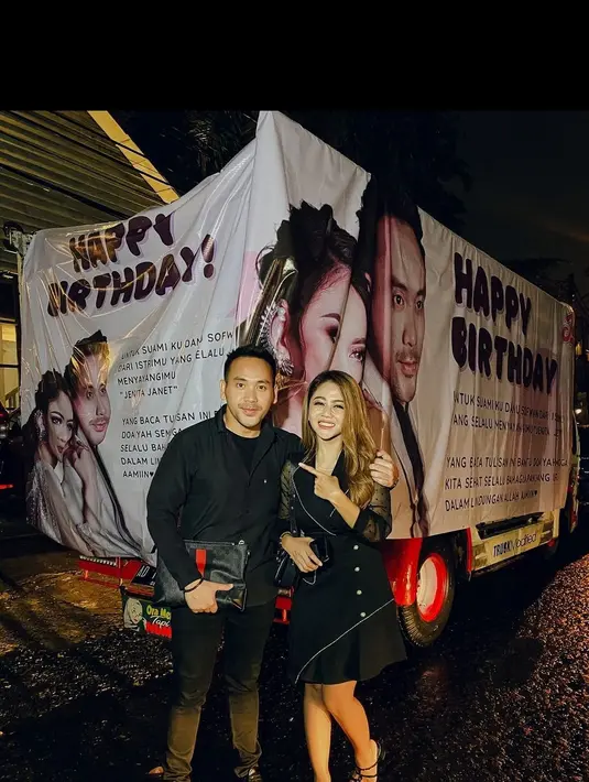 Semula Jenita Janet memberikan hadiah khusus kepada sang suami berupa banner  bertuliskan Happy Birthday yang dipasang di truk. Ini membuat Danu Sofwan tertawa. (Foto: Instagram/@jenitajanet)