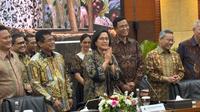 Menteri Keuangan Sri Mulyani Indrawati bersama sejumlah wakil menteri keuangan dalam konferensi pers APBN KiTa di Kemenkeu, Jakarta pada Jumat (23/5/2025). (Tira/Liputan6.com)