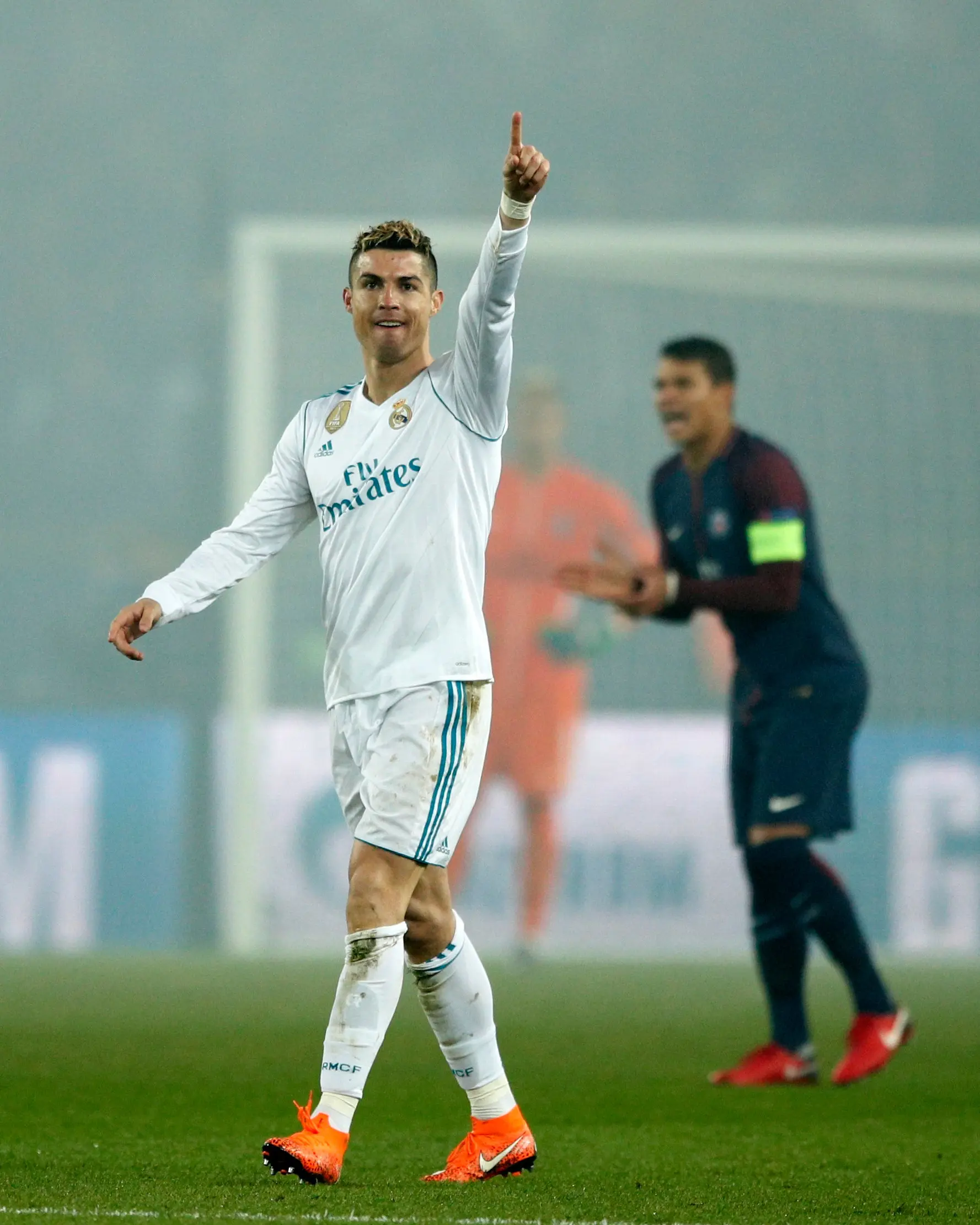 Pemain Real Madrid, Cristiano Ronaldo merayakan gol  ke gawang PSG pada leg kedua babak 16 besar Liga Champions, Rabu (7/3). (AP/Francois Mori)