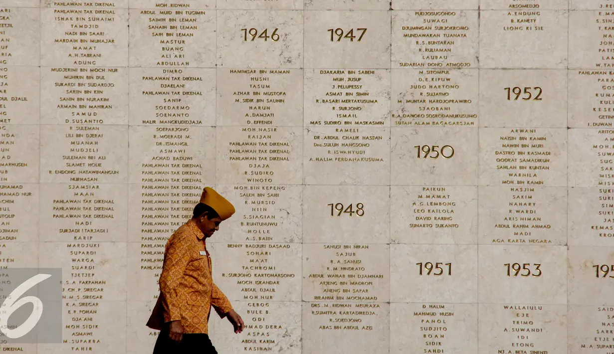 Seorang veteran melintasi daftar pejuang yang telah gugur usai melakukan ziarah di TMP  Kalibata, Jakarta, Senin (10/8/2015). Ziarah bertujuan untuk mengingat kembali perjuangan mereka merebut dan mempertahankan kemerdekaan. (Liputan6.com/Yoppy Renato)