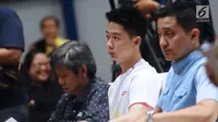 Kevin Sanjaya (tengah) jelang menerima penghargaan atlet berprestasi versi CWIBC di Candra Wijaya Internasional Badminton Centre, Tangerang, Banten, Selasa (19/12). Acara itu membuka Kejuaraan Bulutangkis Ganda 2017. (Liputan6.com/Helmi Fithriansyah)