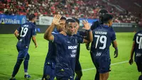 Gelandang Persita Tangerang, Eber Bessa, mencetak gol ketika timnya bermain imbang 1-1 kontra Bali United di Stadion&nbsp;Kapten I Wayan Dipta, Gianyar pada laga pekan ke-25 BRI Liga 1, Minggu (2/3/2024) malam WIB. (Bola.com/Alit Binawan)