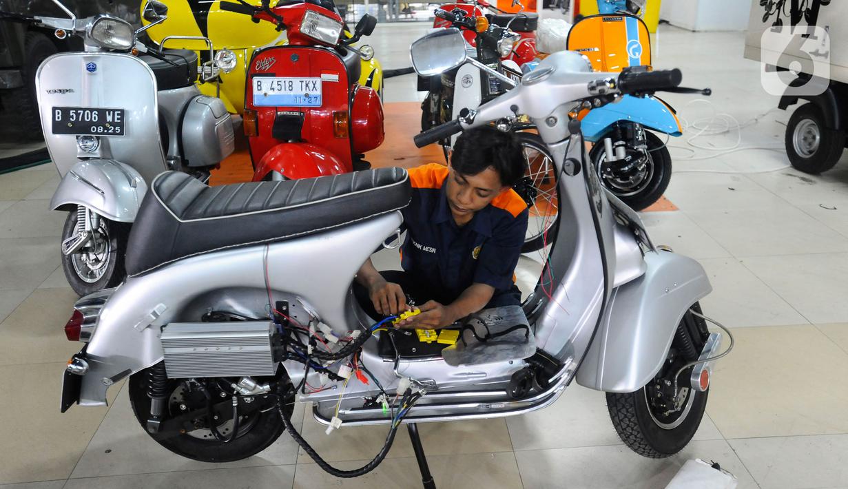 Mekanik menyelesaikan proses konversi motor listrik pada bengkel Elders Garage di basement Gedung Smesco, Jakarta, Selasa (20/12/20222). Konversi motor konvensional bermesin bensin ke listrik menjadi salah satu kebijakan yang dikeluarkan pemerintah. Untuk mempercepat tren elektrifikasi, pemerintah mendorong program konversi dengan memberikan subsidi Rp 6,5 juta.
(merdeka.com/Arie Basuki)