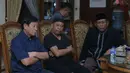 Para tamu turut memberikan penghormatan terakhir pada almarhum. Hadir juga Mantan Menteri Perhubungan Agum Gumelar dan teman artis dan komedi lainnya. Doa serta ucapan belasungkawa terus mengalir di kediaman Tukul. (Andi Masela/Bintang.com)