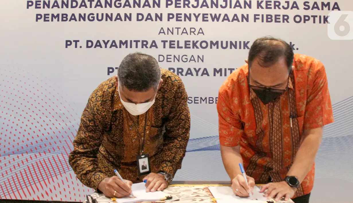 Dirut PT Alita Praya Mitra (Alita) Teguh Prasetya (kanan) dan Dirut PT Dayamitra Telekomunikasi, Tbk (Mitratel) Theodorus Ardi Hartoko (kiri) menandatangani naskah kerja sama pembangunan dan penyewaan jaringan fiber optik sepanjang 6.000 KM, di Jakarta, Jumat (24/12/2021). (Liputan6.com/HO/Alwi)