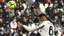 <p>Pemain Juventus Danilo menyundul bola saat melawan Monza pada pertandingan sepak bola Liga Italia di Allianz Stadium, Turin, Italia, 29 Januari 2023. Juventus makin terpuruk usai kalah 0-2 dari Monza. (Marco Alpozzi/LaPresse via AP)</p>