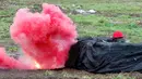 Seorang tentara bersembunyi saat latihan militer di Hualien, Taiwan timur, (30/1). Militer Taiwan memulai latihan gabungan dua hari untuk menunjukkan tekadnya untuk mempertahankan diri dari ancaman China. (AP Photo/Chiang Ying-ying)