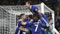 Para pemain Chelsea merayakan gol yang dicetak Diego Costa ke gawang Swansea. Selain oleh Costa, dua gol kemenangan Chelsea lainnya dibukukan oleh Cesc Fabregas dan juga Pedro. (AFP/Adrian Dennis)
