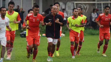 Pelatih Persija, Bambang Nurdiansyah (tengah) saat memimpin latihan di National Youth Training Centre, Sawangan, Depok, Jumat (4/12/2015). Latihan ini persiapan memasuki babak delapan besar Piala Jenderal Sudirman. (Liputan6.com/Helmi Fithriansyah)