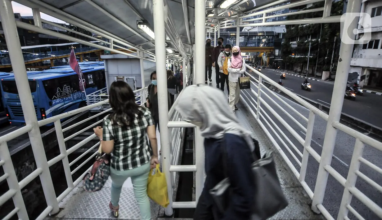 <p>Calon penumpang bus Transjakarta berjalan menuju Halte Harmoni, Jakarta, Selasa (10/5/2022). Penumpang bus Transjakarta kembali padat usai warga kembali beraktivitas pascalibur Lebaran. (merdeka.com/Iqbal S. Nugroho)</p>