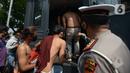 Sejumlah orang menaiki mobil polisi setelah diamankan di Kawasan Senayan, Jakarta, Kamis (8/10/2020). Mereka diduga hendak melakukan unjuk rasa di depan gedung DPR. (merdeka.com/Imam Buhori)