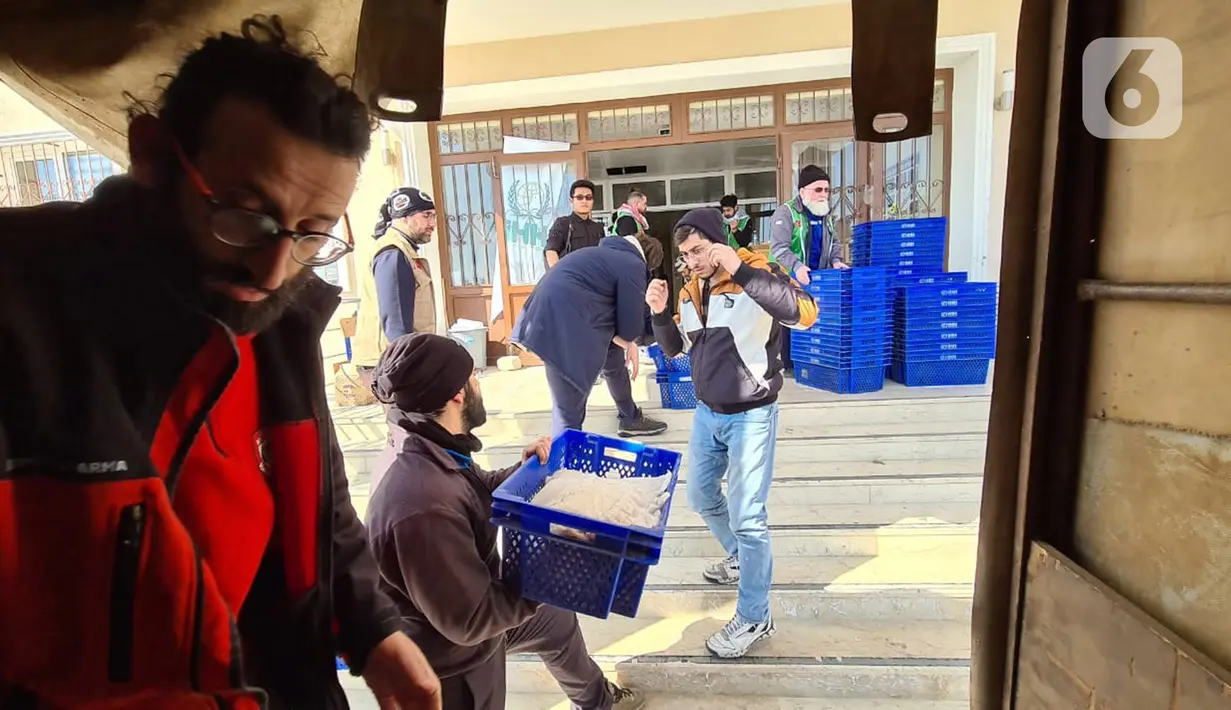 Anggota IHH saat menurunkan bantuan logistik dari truk di Kota Antakya, Provinsi Hatay, Turki (19/2/2023). Juru Bicara BSMI, Hafidz Muftisany, di  Hatay mengatakan bahwa per Sabtu 17 Februari 2023, jumlah donasi bantuan untuk korban gempa Turki-Suriah yang terkumpul oleh lembaganya mencapai Rp 250 juta. (Liputan6.com/Andry Haryanto)