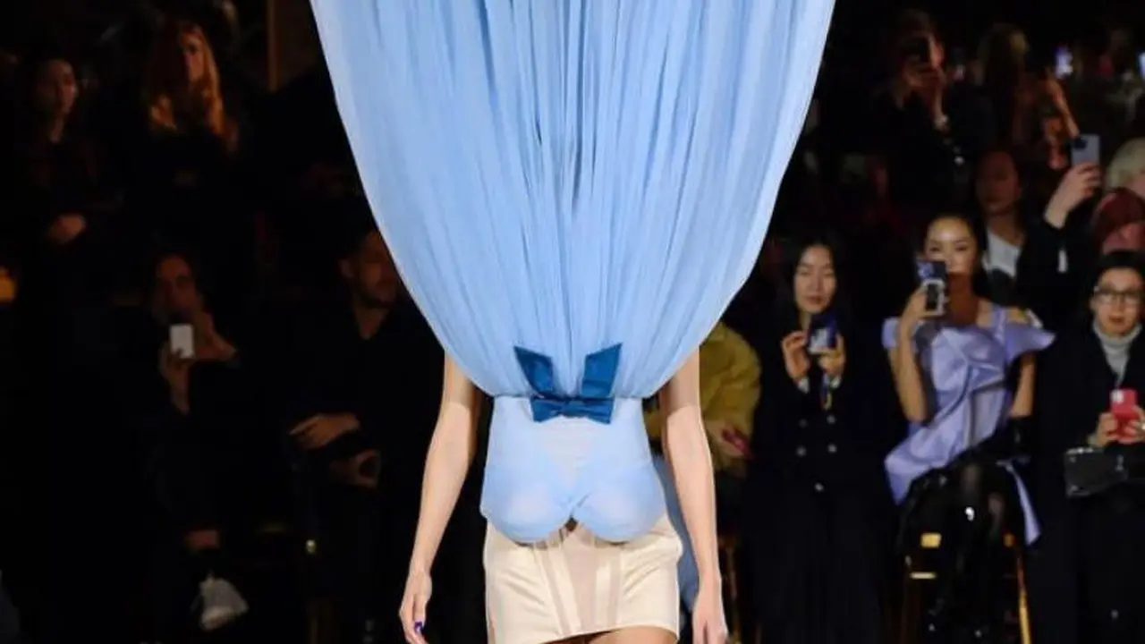 Viktor & Rolf Tampilkan Koleksi Gaun Terbalik di Paris Haute Couture Week 2023