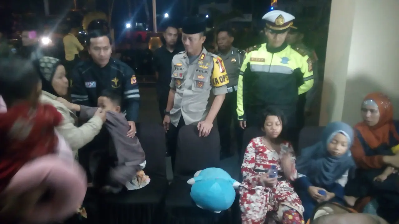 Kapolres Garut AKBP Budi Satria Wiguna menyapa para korban gempa Donggala-Palu