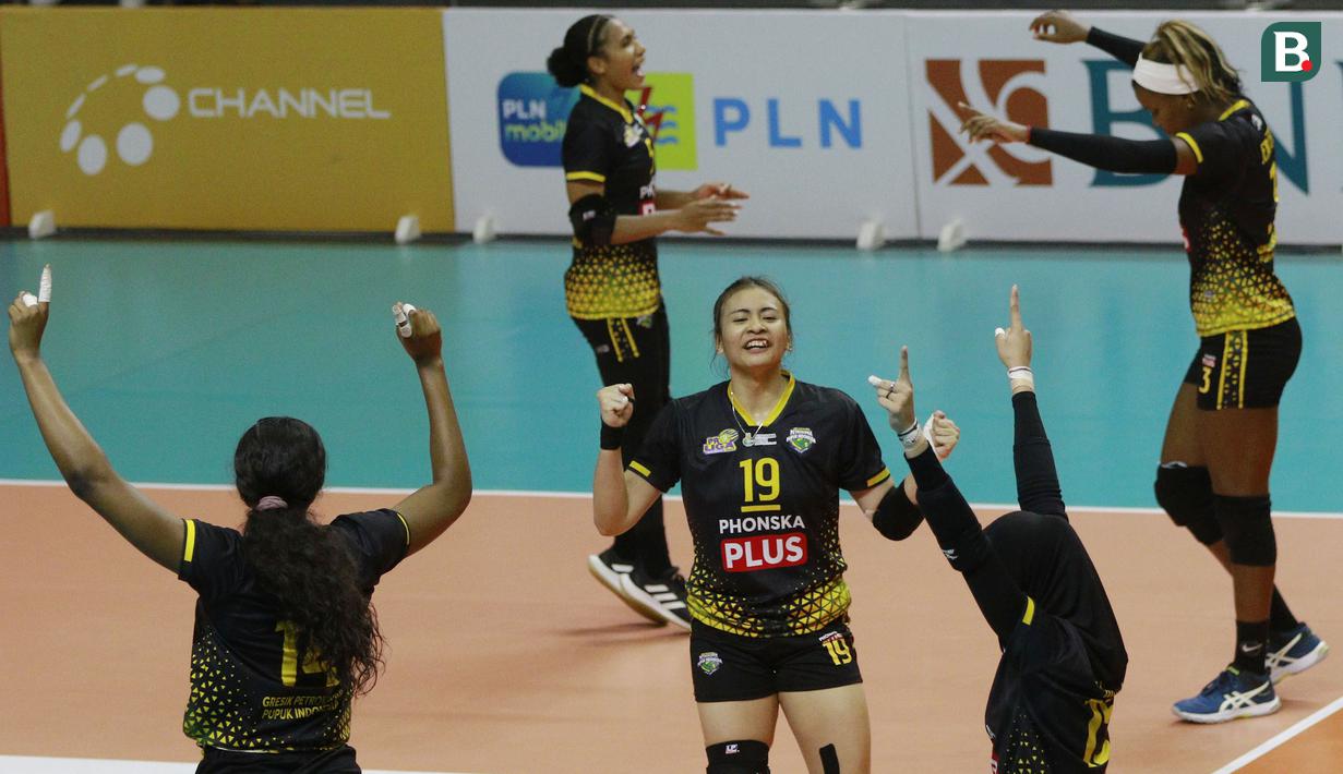 Para pemain Gresik Petrokimia Pupuk Indonesia melakukan selebrasi saat melawan Jakarta Mandiri Popsipo Polwan pada laga PLN Mobile Proliga 2022 di Padepokan Voli Jenderal Polisi Kunarto, Sentul, Jumat (28/1/ 2022). (Bola.com/M Iqbal Ichsan)