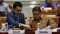 Menkominfo Rudiantara (kanan) dan Ketua KPI Pusat, Yuliandre saat Rapat Kerja (Raker) dengan Komisi I DPR di Kompleks Parlemen, Senayan, Jakarta, Senin (3/10). (Liputan6.com/Johan Tallo)