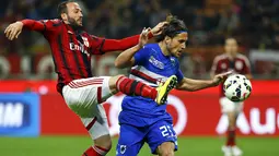 Bek Sampdoria, Matias  Silvestre (kanan) berusaha mengamankan bola dari kejaran penyerang AC Milan Giampaolo Pazzini pada laga serie A di  di San Siro, Senin (13/04/2015). AC Milan bermain imbang 1-1 dengan Sampdoria.  (Reuters/ Stefano Rellandini)