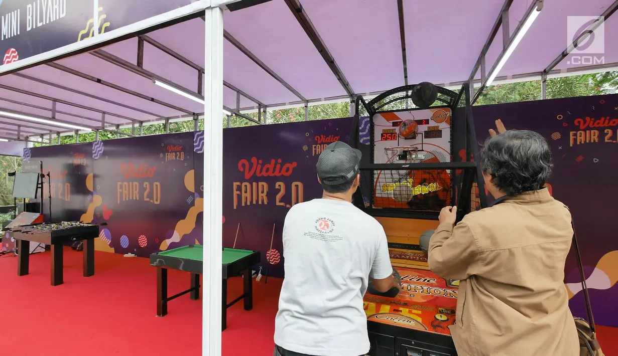 Pengunjung bermain bola basket pada acara Vidio Fair 2.0 di Gandaria City, Sabtu (3/11). Di Vidio Fair 2.0 ini pengunjung mendapatkan sajian hiburan terbaik, permainan-permainan seru, serta jajanan dan barang-barang menarik. (Liputan6.com/Herman Zakharia)