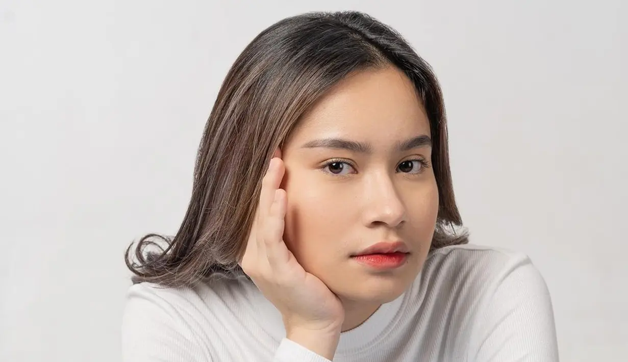 Perempuan berusia 19 tahun ini memang memukau banyak orang. Suaranya yang merdu berhasil membuat publik terkesima dengan Satine Zaneta. Terlebih, Satine juga berparas menawan yang membuatnya kian mencuri perhatian publik. (Liputan6.com/IG/@satinezaneta)